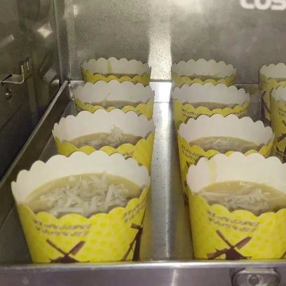 Oven di suhu 180°selama 30 menit api atas bawah. Kemudian saya tambah 5 menit api atas saja atau sesuaikan oven masing-masing.(sbelumnya oven sudah dipanaskan 180° selama 15 menit. Tes tusuk,jika sudah tidak ada yang menempel berarti sudah matang. Muffin double cheese siap dihidangkan.