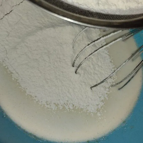 Masukkan campuran bahan kering ke dalam adonan telur. Tambahkan garam. Aduk hingga tercampur rata.