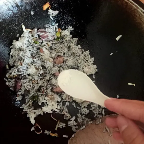 Tambahkan bumbu penyedap lalu aduk-aduk hingga tercampur