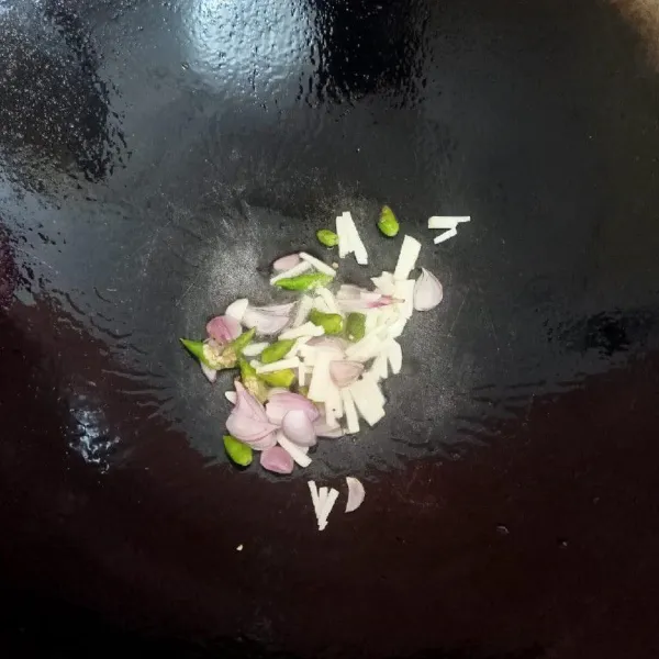 Tumis bawang putih, bawang merah dan rawit