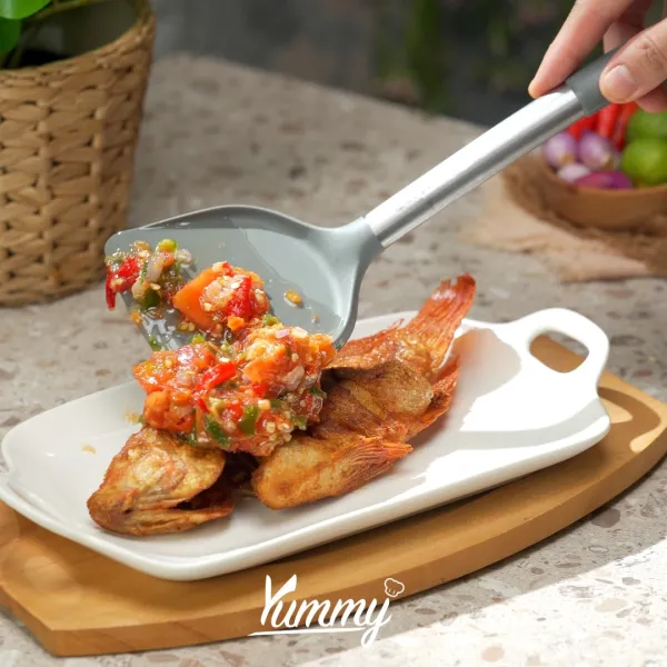 Sajikan ikan nila dibalur dengan sambal pecak.