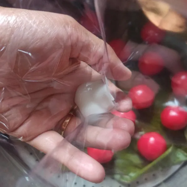 Siapkan satu lembar plastik opp kemudian sobek salah satu sisinya lalu semprotkan vla ke ujung plastik.