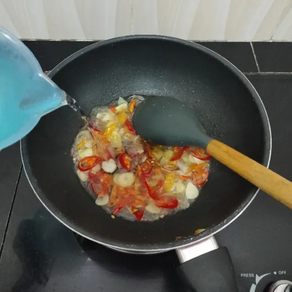 Masukkan air, gula pasir, dan garam. Masak hingga mendidih.