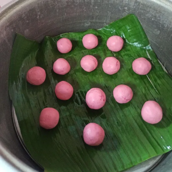 Siapkan kukusan alasi dengan daun pisang kemudian olesi dengan minyak sayur, setelah air sudah mulai mendidih tata adonan kue bugis kemudian kukus selama 15 menit. Setiap 5 menit sekali buka tutup kukusannya supaya adonan tidak melebar.