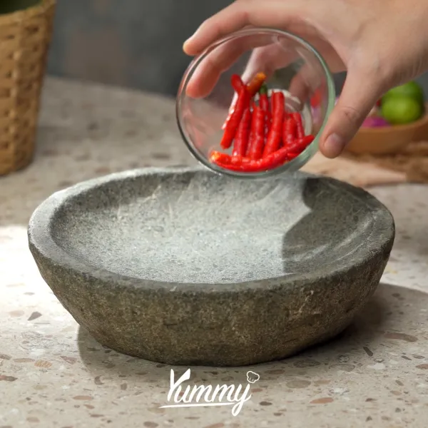 Siapkan ulekan tuang cabe keriting merah, cabe keriting hijau, cabe rawit, garam, kaldu ayam lalu haluskan kemudian tambahkan tomat merah haluskan kembali.