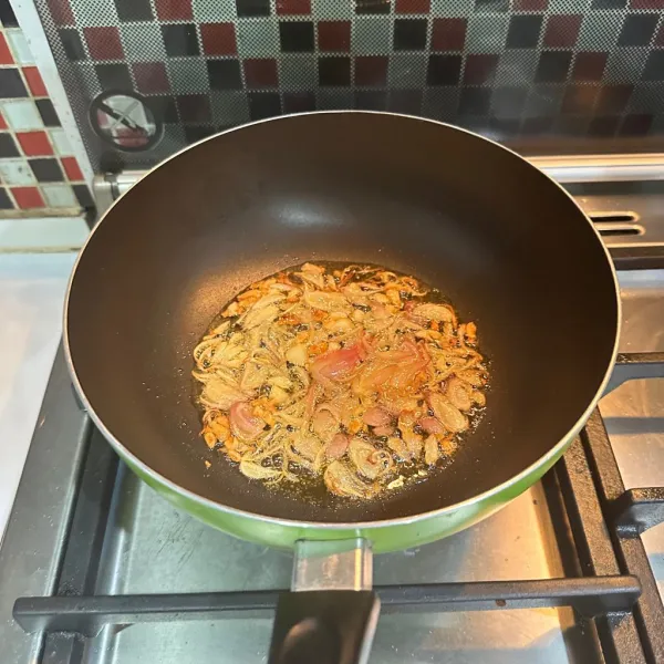 Tumis irisan bawang putih dan bawang mersh hingga harum