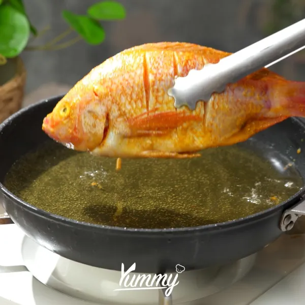 Goreng ikan sampai matang lalu sisihkan.