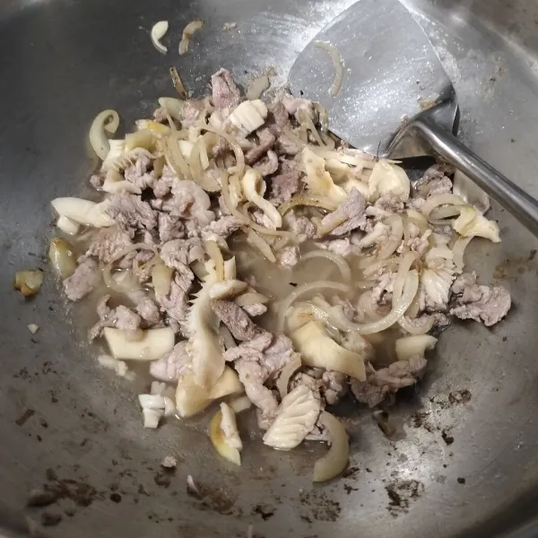 Tuang air. Masak sampai mendidih.