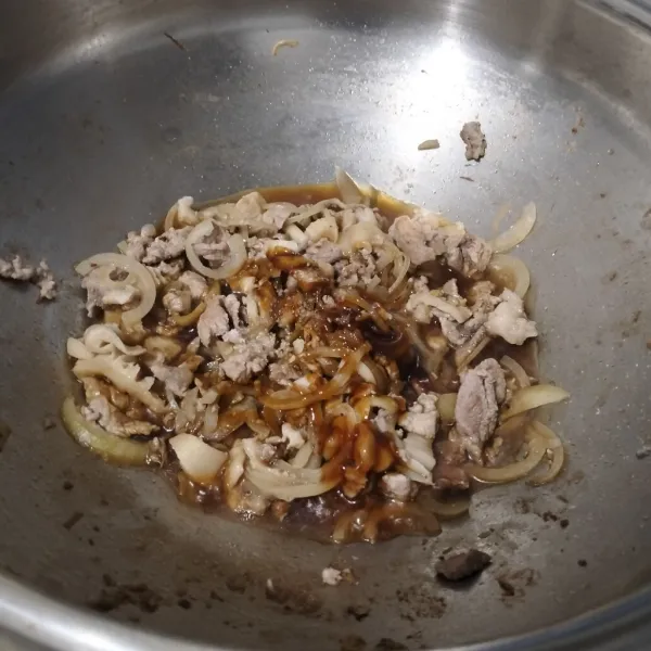 Masukkan garam, kecap dan kaldu jamur. Aduk.