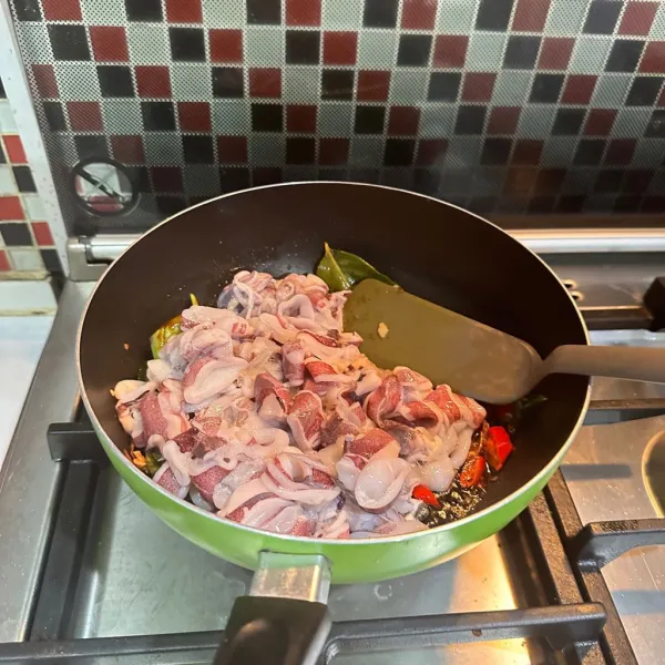 Masukkan cumi yang sudah dipotong cincin dsn dibuang plastiknya