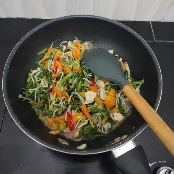 Masak hingga matang, lalu angkat.