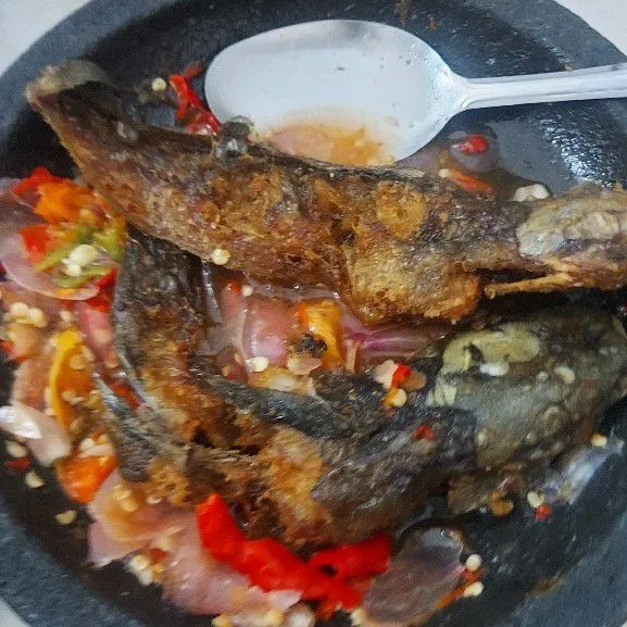 Penyet lele pada sambal kemudian hidangkan