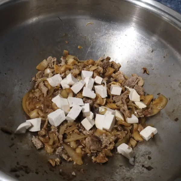 Masukkan tahu. Aduk kembali. Koreksi rasa.