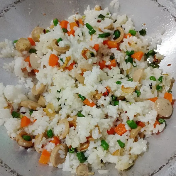 Masukan nasi, gula dan garam secukupnya, aduk rata.