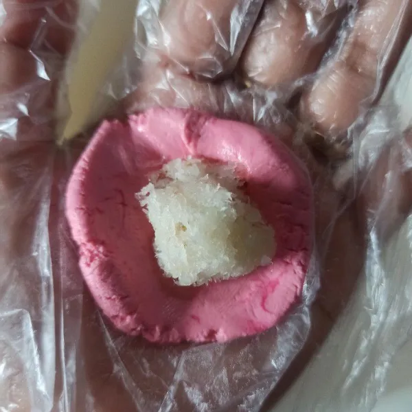 Ambil adonan secukupnya kemudian tambahkan unti kelapa secukupnya, kemudian bulatkan.