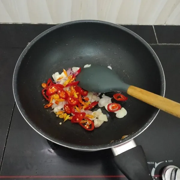 Lalu masukkan cabai merah besar dan cabai rawit, tumis hingga layu.