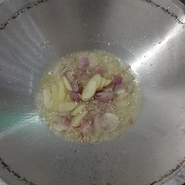 Tumis bawang merah dan bawang putih hingga harum.