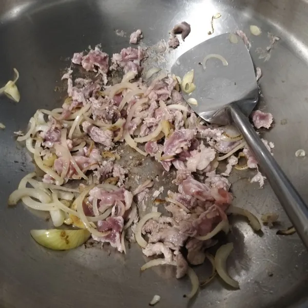 Lalu masukkan daging. Masak sampai daging berubah warna