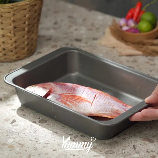 Siapkan ikan balurkan jeruk limo diamkan selama 15 menit kemudian cuci bersih. Bumbui ikan dengan bumbu kuning instan, marinasi selama 30 menit.