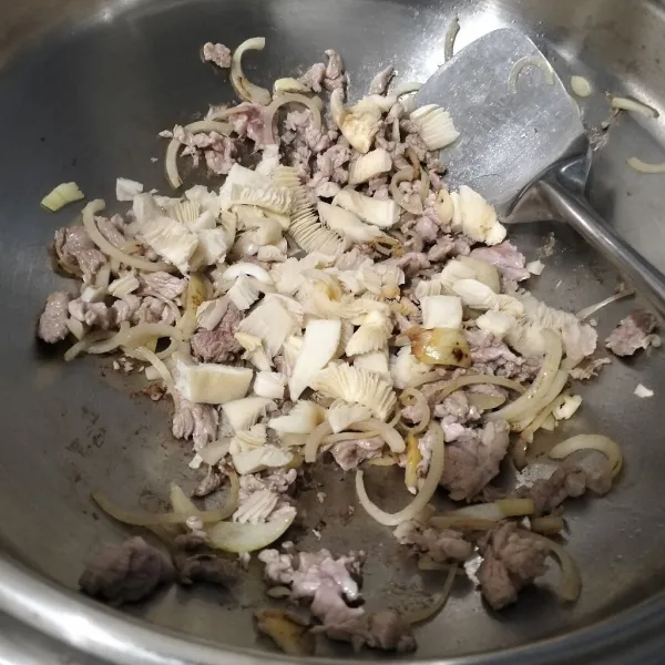 Kemudian masukkan jamur tiram. Aduk sampai jamur layu