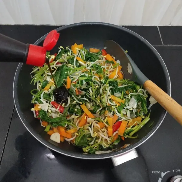 Terakhir masukkan saus tiram. Aduk rata.