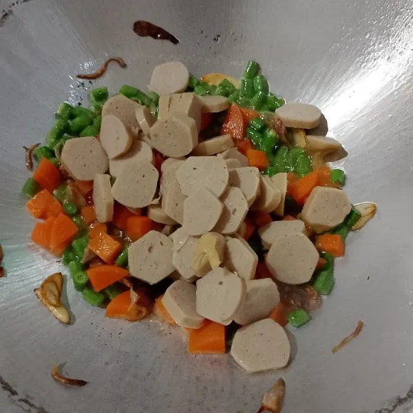 Masukan sosis, aduk rata.