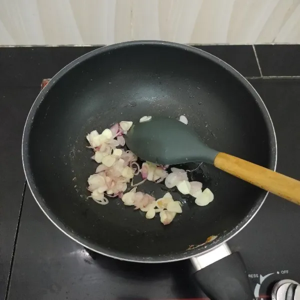 Panaskan minyak sayur. Tumis bawang merah dan bawang putih hingga harum.