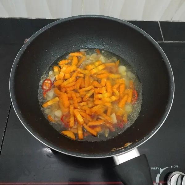 Kemudian masukkan wortel, masak hingga setengah empuk.