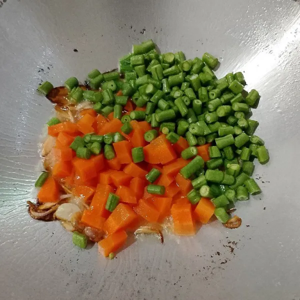 Masukan wortel dan kacang panjang, aduk rata.