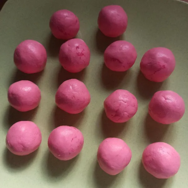 Lakukan hingga semua adonan habis.