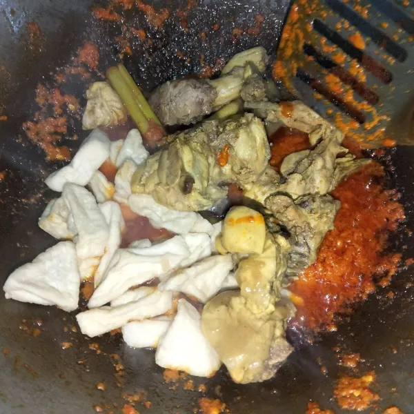 Masukkan tahu dan ayam, lalu aduk sampai rata.