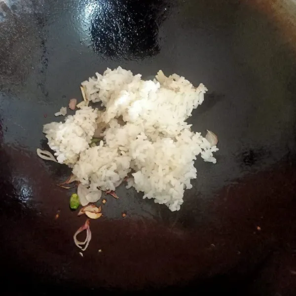 Masukkan 3 centong nasi sisa kemarin