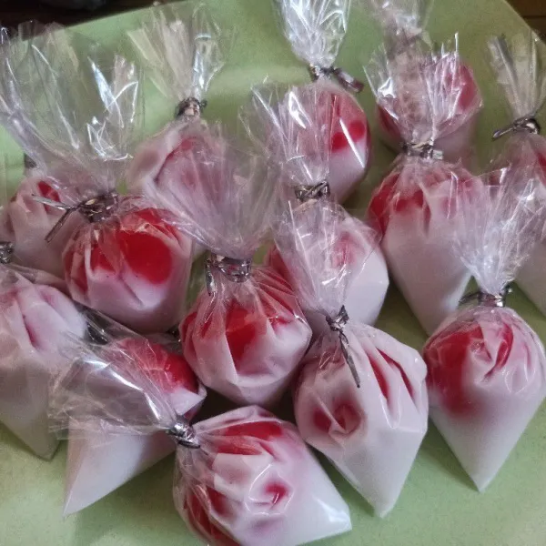 Tambahkan satu buah adonan kue bugis kemudian tali menggunakan tali kawat untuk kue kemudian rapikan.