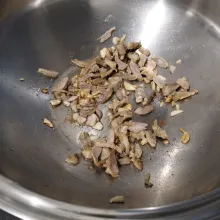 Lalu masukkan daging rebus. Aduk beberapa saat