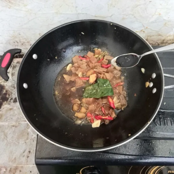Tambahkan kecap manis. Biarkan kuah mengental.