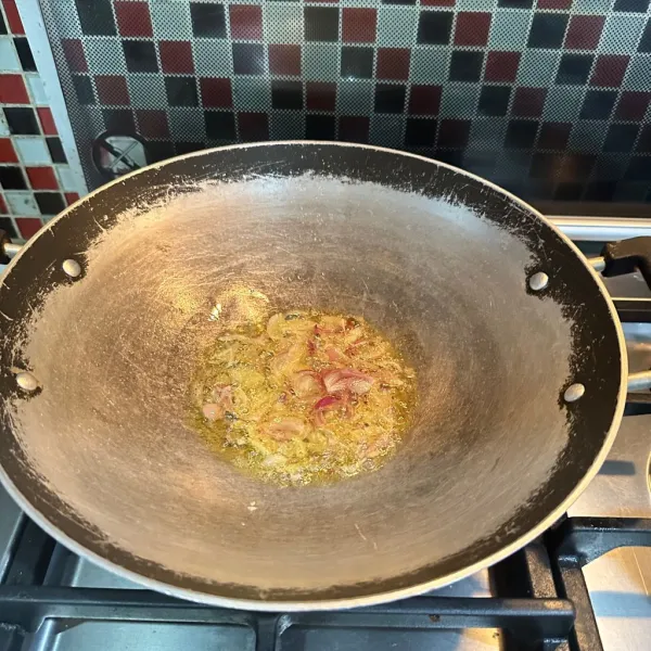 Tumis irisan bawang merah hingga harum