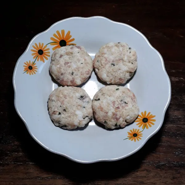 Bentuk bulat dan pipihkan adonan.