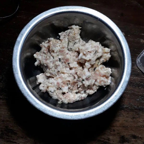 Campurkan sancam, bawang merah, bawang putih, seledri, telur, kaldu, merica, cabe dan garam, aduk rata.