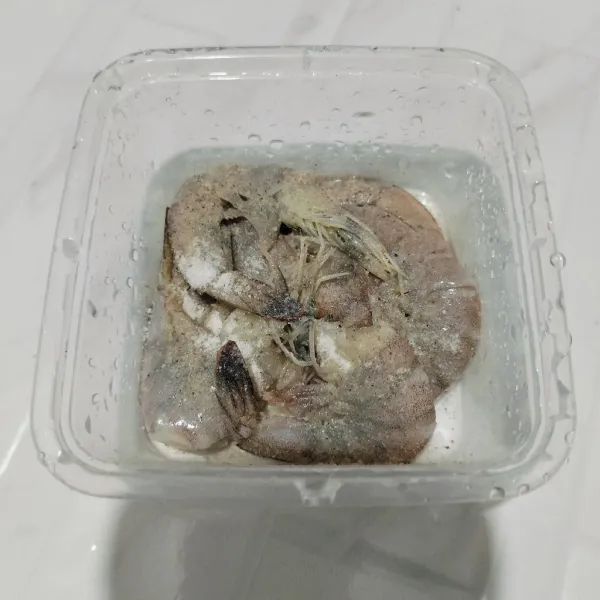 Bersihkan udang, buang kotoran bagian punggung nya lalu beri lada bubuk dan kaldu bubuk diamkan selama 15 menit