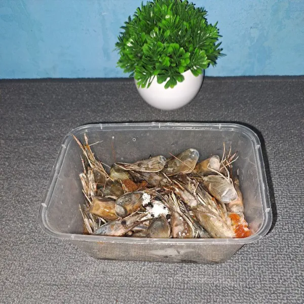 Setelah itu cuci bersih kembali udang dan beri garam aduk hingga merata
