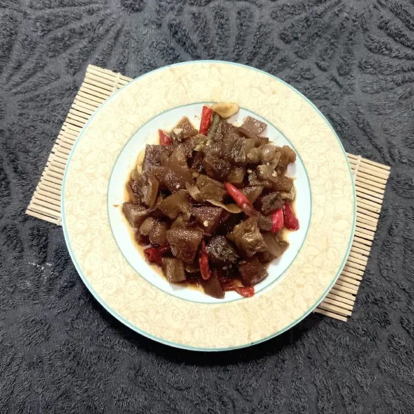 Oseng kikil sapi siap untuk disajikan.