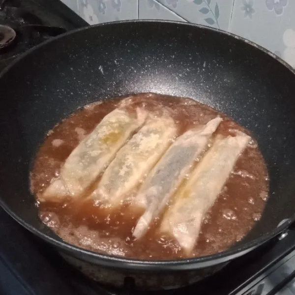 Lalu goreng pisang coklat hingga kuning kecoklatan. Setelah kuning kecoklatan angkat dan tiriskan