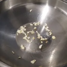 Tumis bawang sampai layu dan harum.