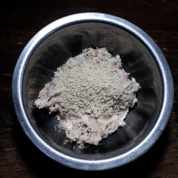 Tambahkan tapioka dan tepung roti, uleni hingga rata.