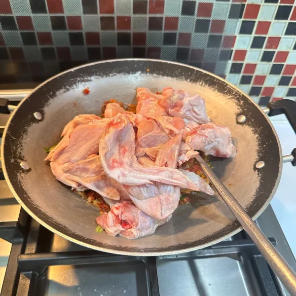 Masukkan ayam, dan masak hingga berubah warna