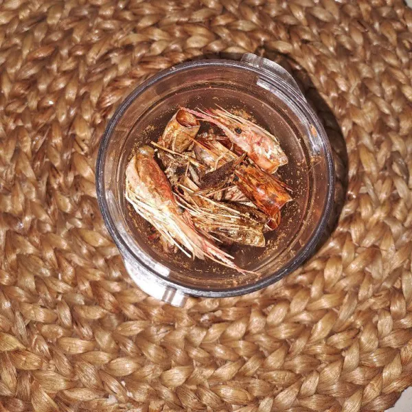 Udang yang sudah kering siap di blender