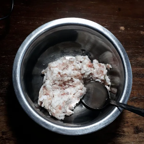 Cincang halus sancam babi. Cincang bawang putih dan merah, iris tipis seledri.