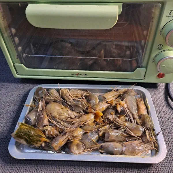 Panggang udang di oven suhu 180° dengan waktu 60 menit hingga kering dan kuning