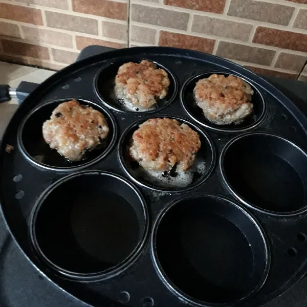 Panaskan teflon dengan sedikit margarin. Kemudian panggang adonan dengan api kecil hingga matang.