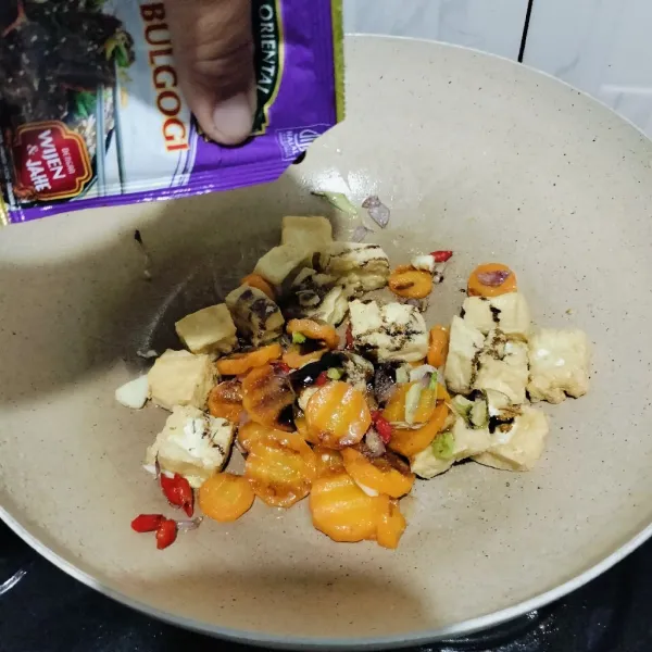 Beri kecap manis, kaldu bubuk, lada bubuk, garam dan saus bulgogi dan beri sedikit air aduk merata
